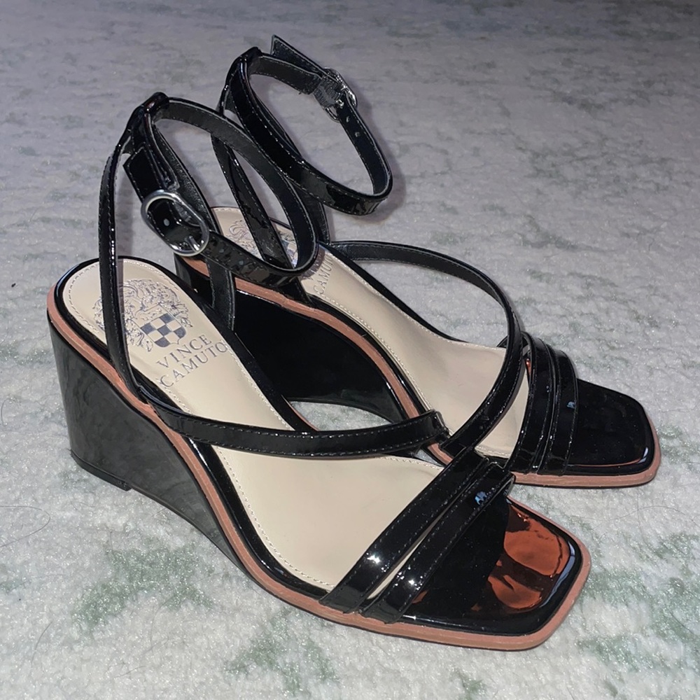 *NWT* VINCE CAMUTO black strappy wedge sandals